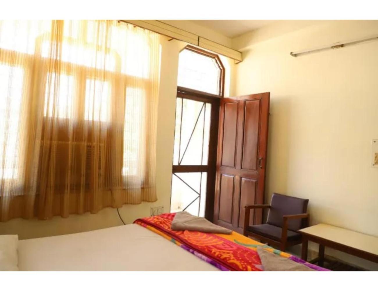 Shri Shri Radha Shyam Palace, * Vrindavan